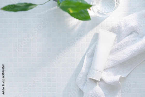 Obraz ボディクリーム・洗顔料などのチューブボトル。白背景のスキンケア美容イメージ。