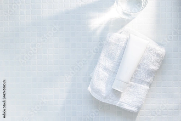 Obraz ボディクリーム・洗顔料などのチューブボトル。白背景のスキンケア美容イメージ。