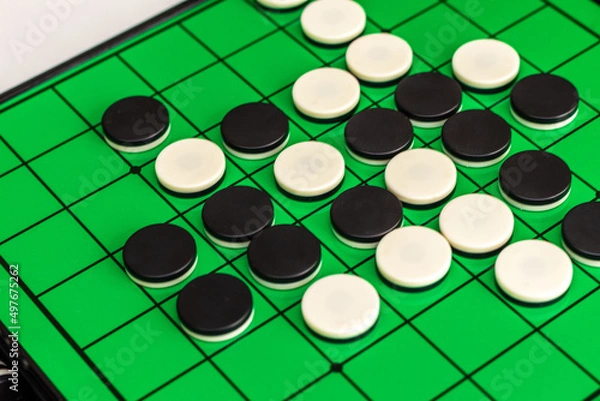 Fototapeta オセロの緑色の盤と白黒の石