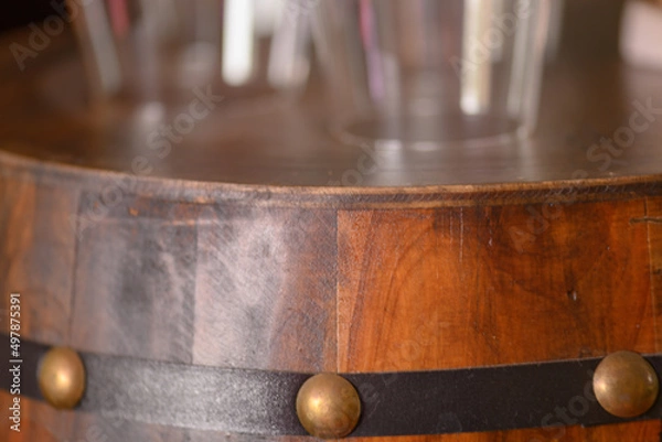 Obraz Weingläser stehen auf einem Holzfass