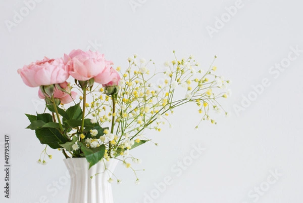 Obraz bouquet of pink roses in ceramic white vase  on white background