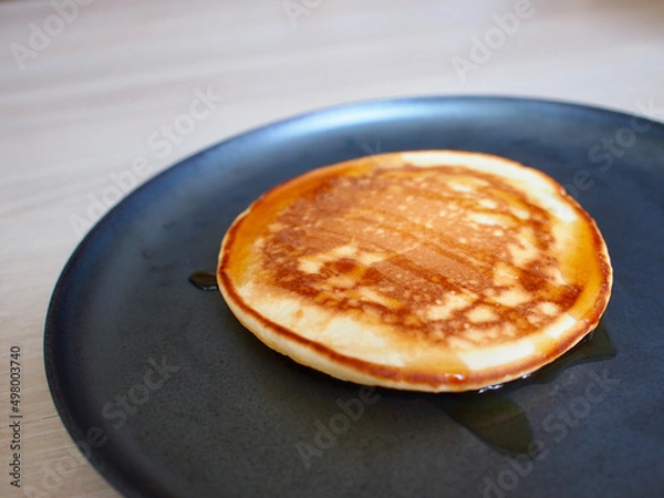 Fototapeta シロップのかかったパンケーキ　黒い皿