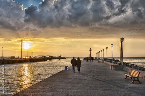 Obraz walking at sunset