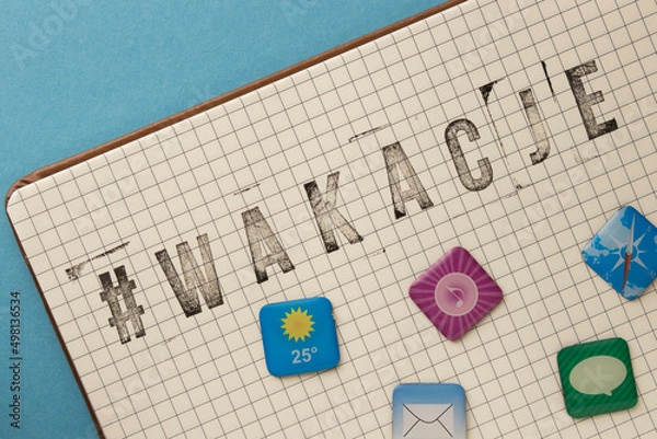 Obraz Napis #Wakacje 2022 odciśnięty w zeszycie, razem z ikonkami mediów społecznościowych