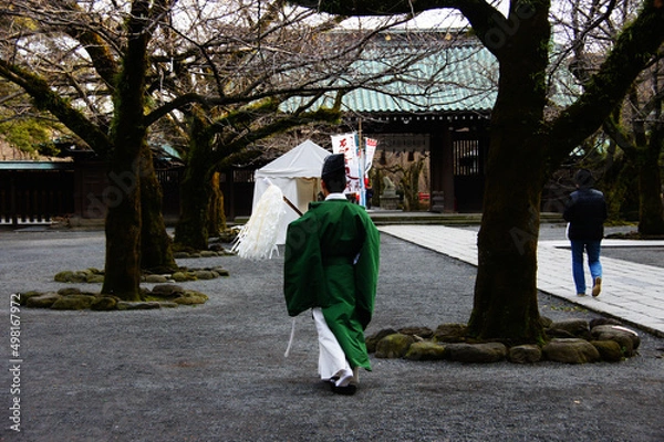 Obraz 三島大社の境内を歩く神主さん