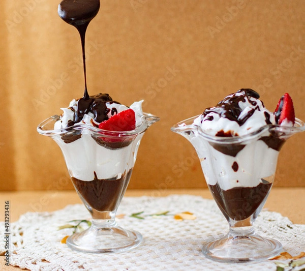 Obraz десерт из взбитых белков с шоколадом и клубникой