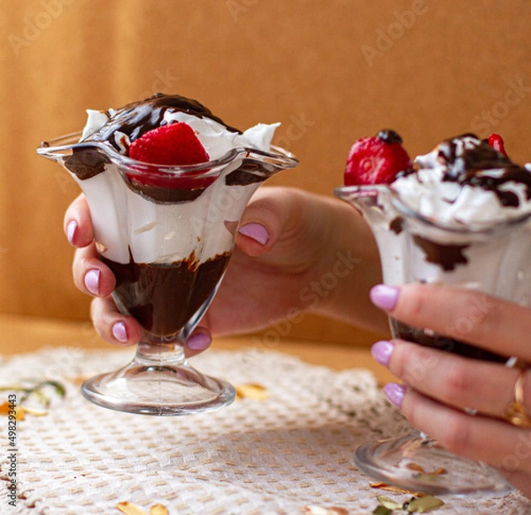 Obraz десерт из взбитых белков с шоколадом и клубникой