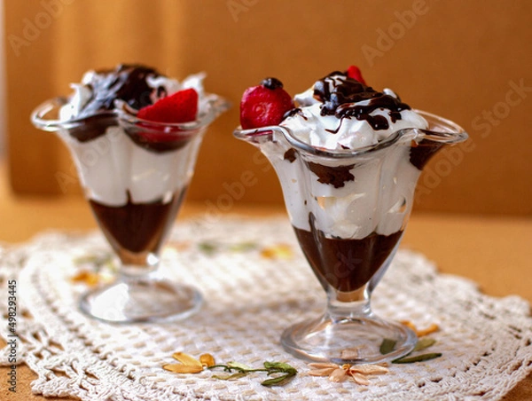 Obraz десерт из взбитых белков с шоколадом и клубникой