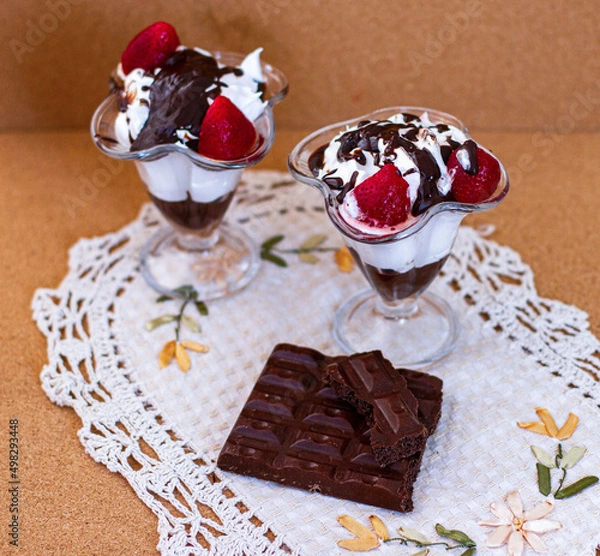 Obraz праздничный десерт в бокале с шоколадом и клубникой