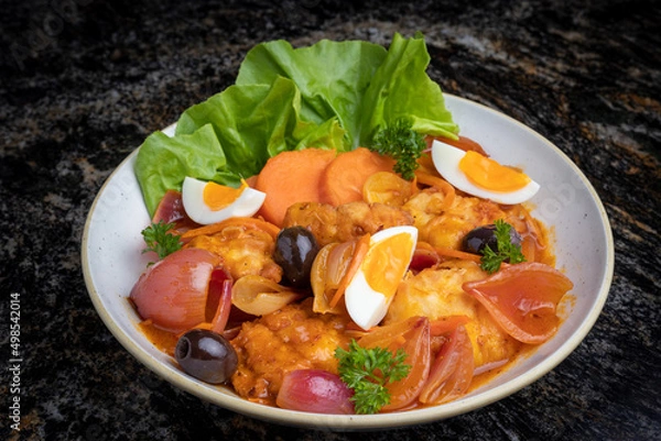 Fototapeta Ensalada  de escabeche de pescado con huevo y cebolla colorada. Comida Peruana