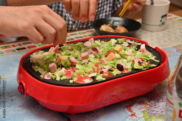 Fototapeta 自宅でたこ焼きを作る複数の手