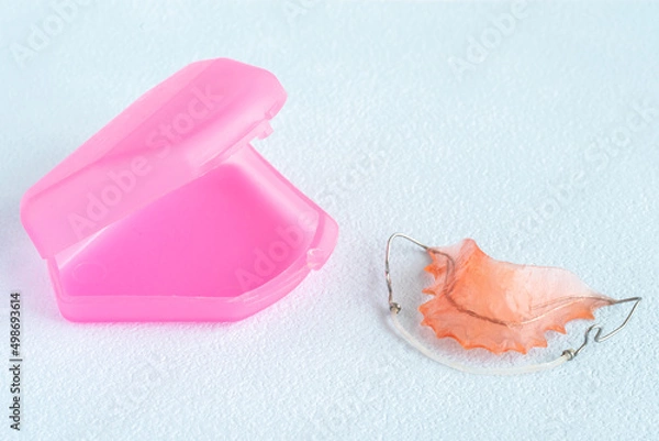 Fototapeta 歯列矯正のリテーナーとケース