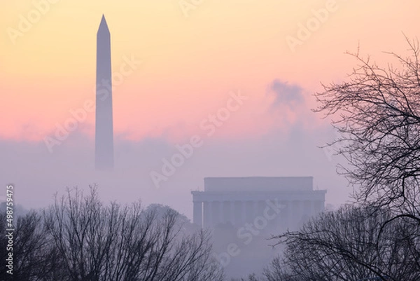 Fototapeta Washington Monument and Lincoln Memorial at Sunrise on a Foggy Morning
