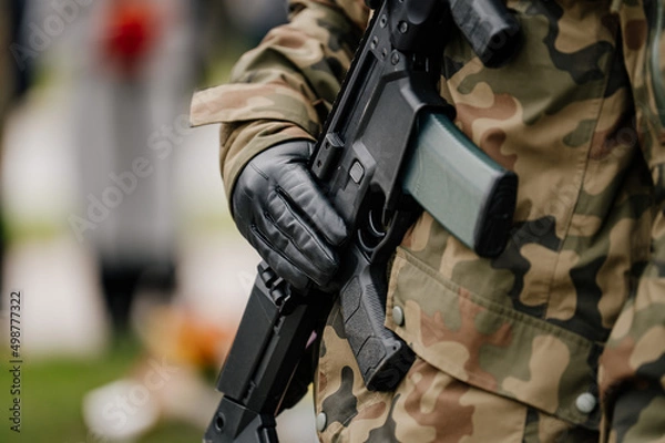 Fototapeta Polski żołnierz trzymający broń