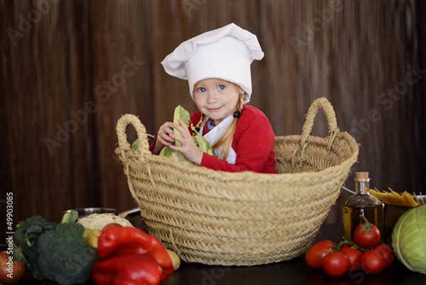 Fototapeta Девочка сидит в корзине