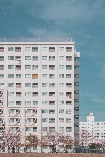 Fototapeta 白いマンションと青空【旧中津川】