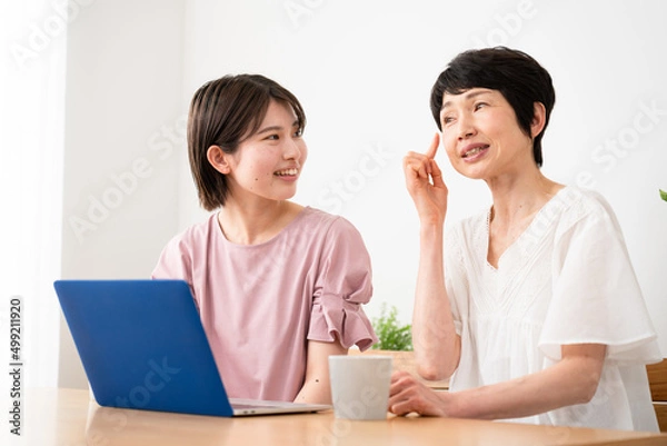 Fototapeta ノートパソコンを使う母と娘