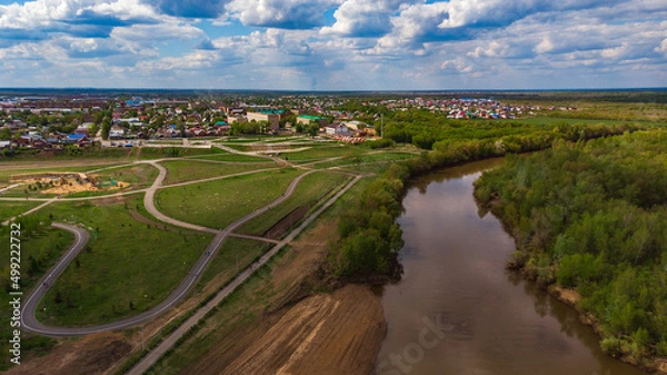 Fototapeta park in Buzuluk from above. Urban recreational environment next to the river.