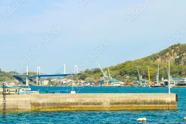 Fototapeta 尾道水道の海岸から見える尾道大橋　美しい瀬戸内海の風景	