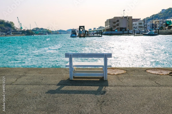 Fototapeta 白いベンチと尾道水道　瀬戸内海の観光スポット	