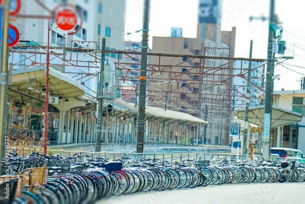 Fototapeta 駅前に駐輪された自転車と駅のホーム