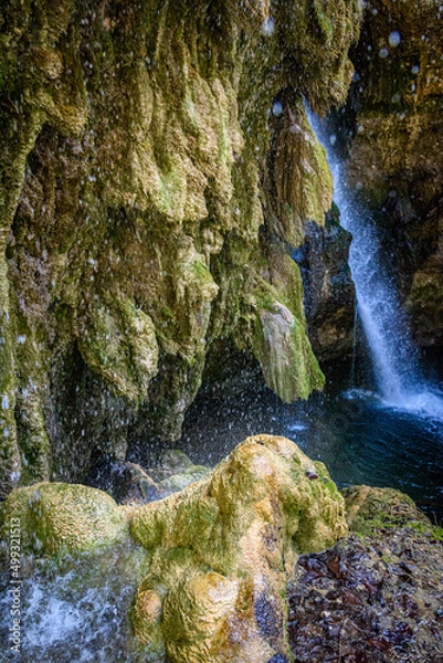 Fototapeta Wasserfall mit Tropfsteinen