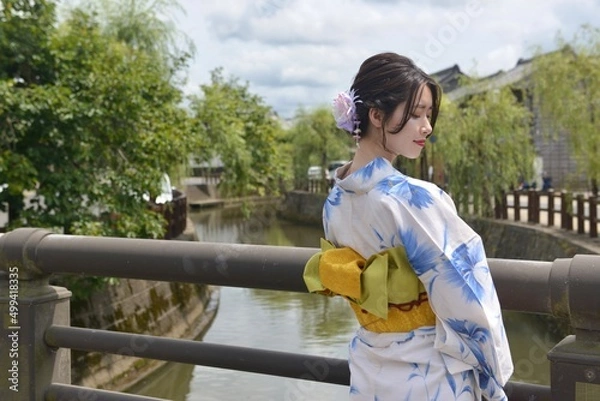 Fototapeta 小江戸佐原の町並みを背景に浴衣を着た若い女性の後ろ姿	