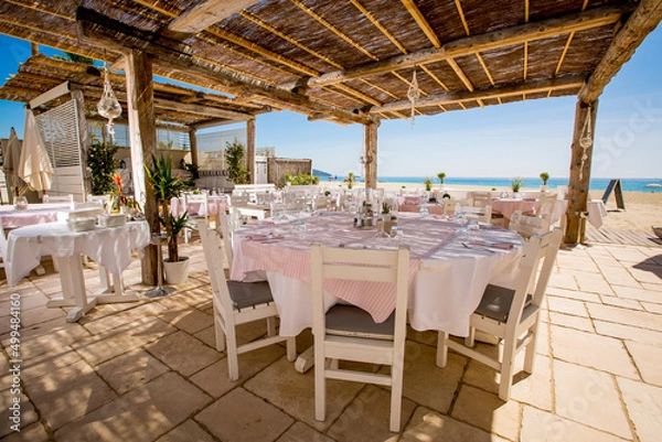 Obraz 南フランスサントロペのビーチレストランのピンクと白のテーブルカバーをした可愛いテラス席
