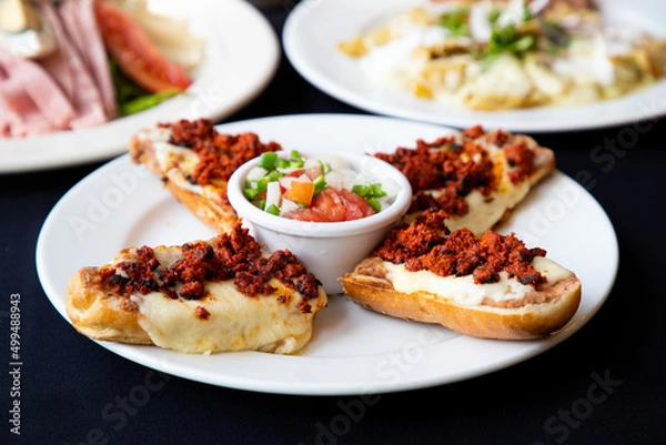 Obraz Molletes con chorizo