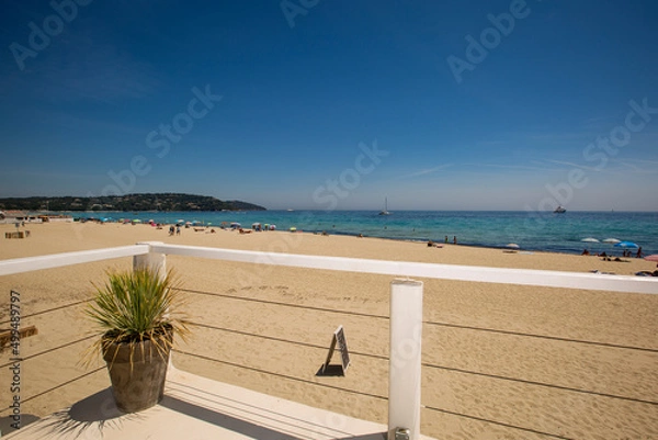 Obraz 南フランス・サントロペのビーチレストランの前のビーチ