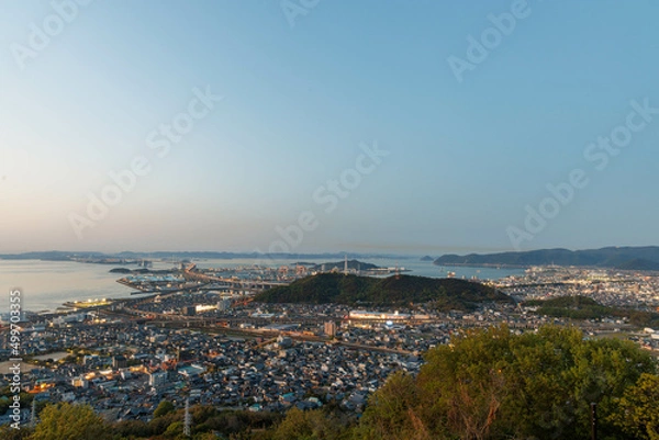Obraz 日本の香川県丸亀市の青ノ山から見た瀬戸大橋の美しい夜景