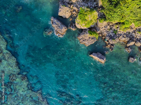 Obraz 晴れた日の沖縄県島尻郡八重瀬町の透き通る海の干潮時の干潟の空からの写真