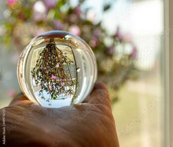Obraz в стеклянном шаре отражение весеннего букета к пасхе