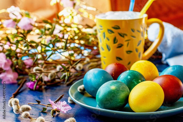 Obraz Праздник светлой Пасхи с крашенными яйцами натуральными продуктами и букетом вербы