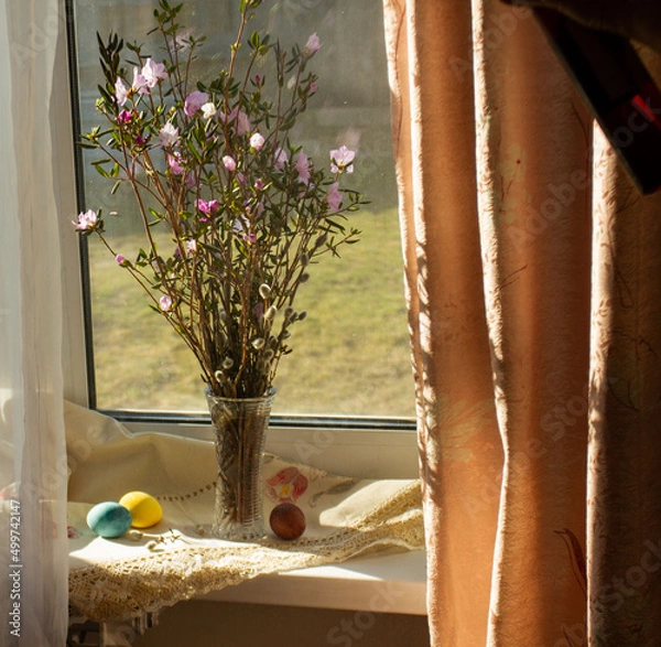 Obraz букетик багульника и вербы в хрустальной вазе на окне