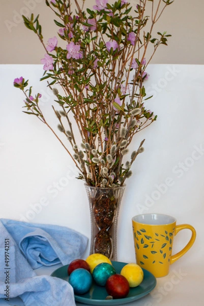 Obraz букетик багульника и вербы в хрустальной вазе на окне