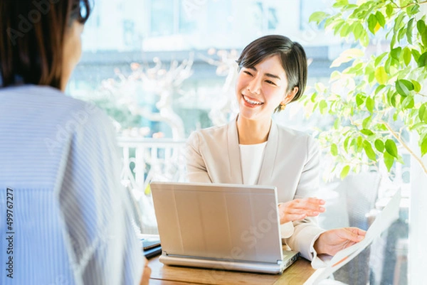 Obraz 説明を聞く女性（顧客・提案・案内）