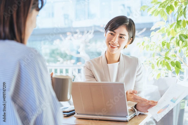 Obraz 説明を聞く女性（顧客・提案・案内）