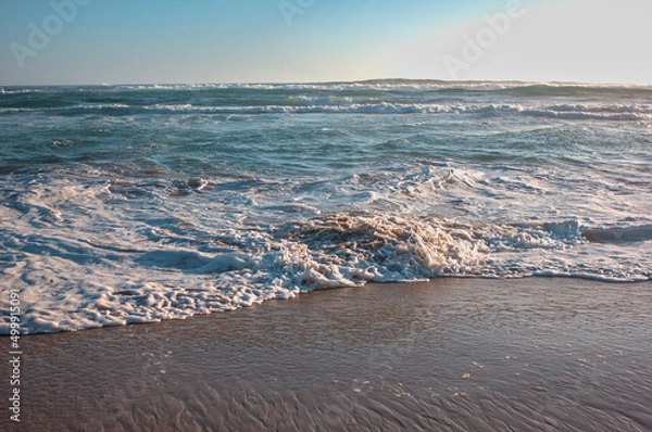 Obraz olas del mar en la orilla de la playa en la tarde