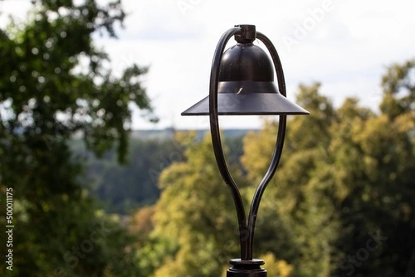 Obraz Lampa na tle parku.