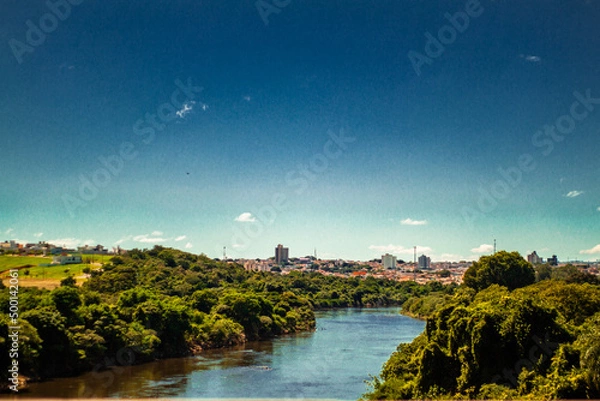 Obraz O curso sinuoso do rio em direção à cidade