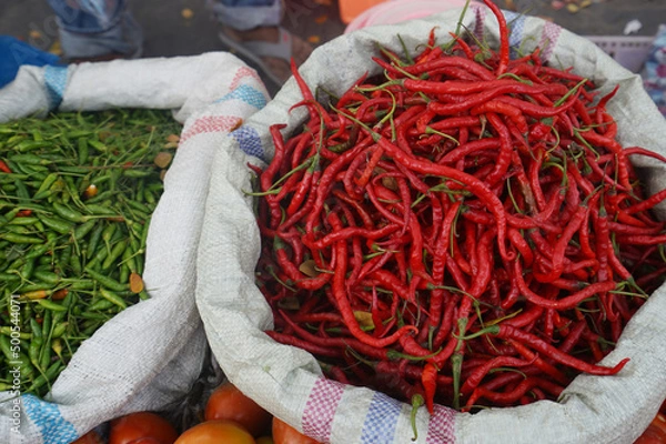 Obraz Traders sell red chilies, green chilies and tomatoes in traditional markets. Chili is useful for maintaining heart health, helps lower blood sugar and kills cancer cells.