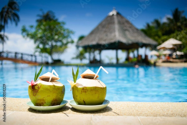 Obraz Pina Colada Drink przed basenem