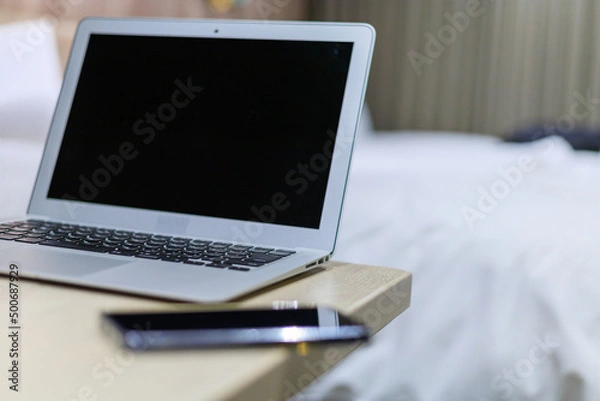 Obraz ホテルのテーブルに置いたパソコン　テレワーク　出張　イメージ	