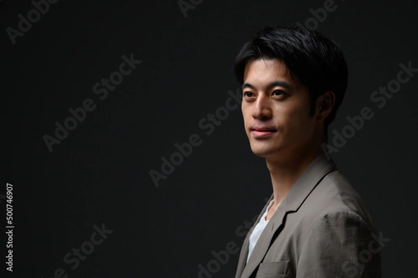 Fototapeta ミドル男性　ポートレート　光　影　横顔