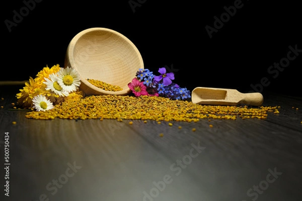 Fototapeta Pyłek kwiatowy. Pyłek pszczeli. Kompozycja pyłku kwiatowego i pyłku pszczelego na czarnym tle. Kolorowe kwiaty i pyłek pszczeli. Zdrowy pyłek kwiatowy. Kwiaty i pyłek kwiatowy. Odnóża pszczele. 