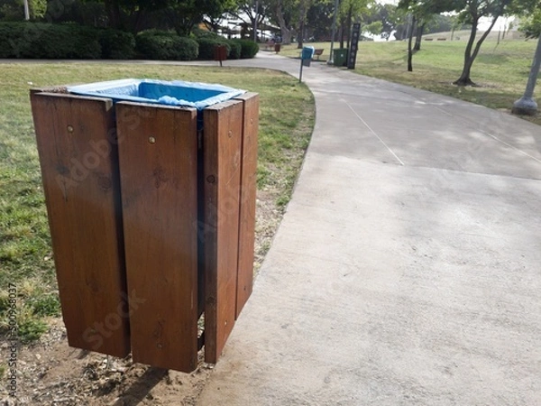 Obraz A Wooden Trash Can in Park Edith Wolfson, Tel Aviv, Israel