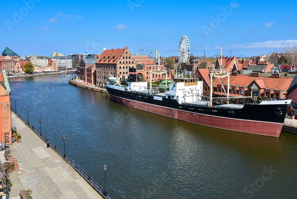 Fototapeta The old town of Gdansk, a ship on the Motlawa rive