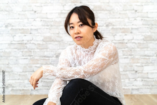 Fototapeta 自宅でくつろぐ女性