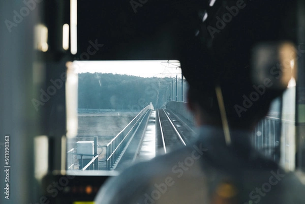 Obraz 車窓から見える線路と運転手